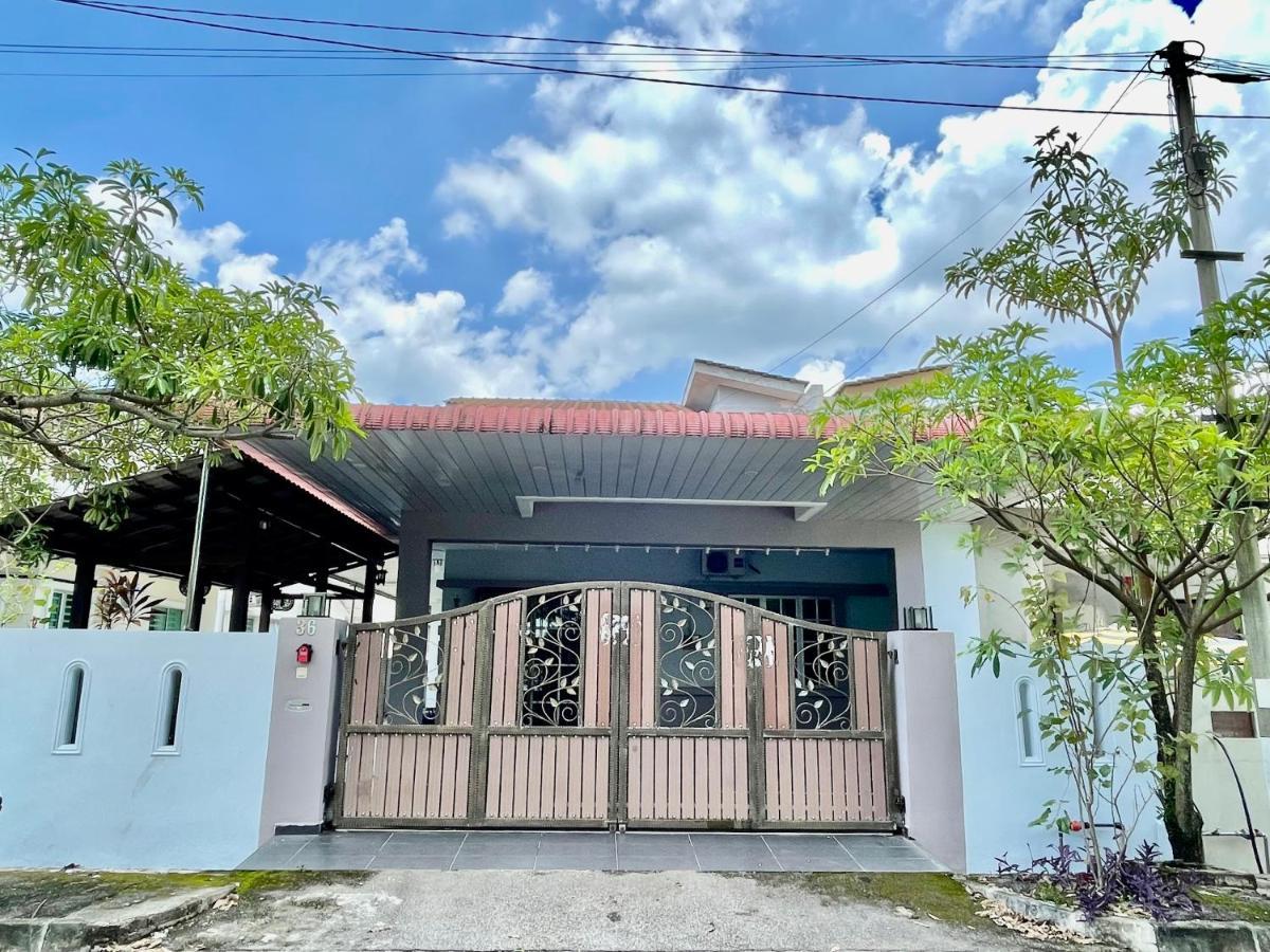 Comfort 36 Entire House At Alma Bukit Mertajam Luaran gambar