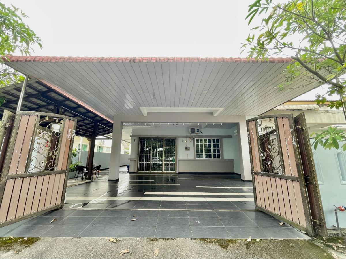 Comfort 36 Entire House At Alma Bukit Mertajam Luaran gambar